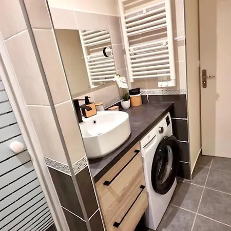 Appartement Chaleureux Avec Terrasse à - Parking Privé - Fr-1-604-56 *